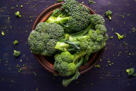 ensalada de brocoli y aguacate con huevo