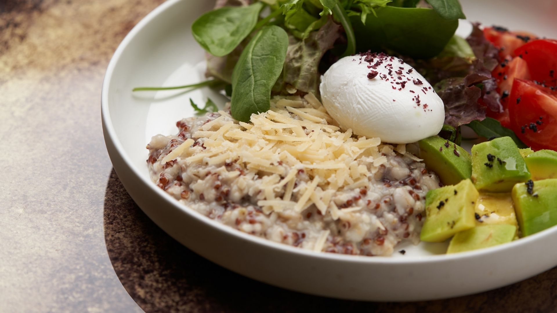 Recipe of quinoa bowl, vegetables with seitan and poached egg Plameca