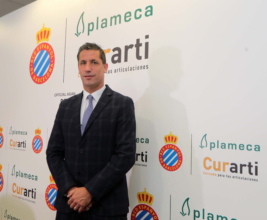 Joan Capdevila, ex jugador del RCD Espanyol y embajador del equipo, estuvo presente en la firma de patrocinio